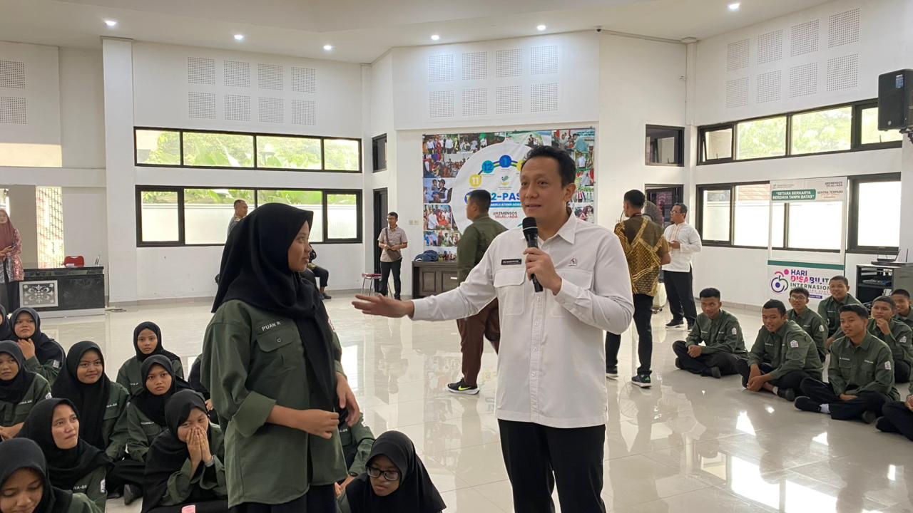 Peringati Isra Mi’raj di Sekolah Rakyat Surakarta, Wamen LH Diaz Hendropriyono Dorong SRMA 17 Jadi Sekolah Adiwiyata