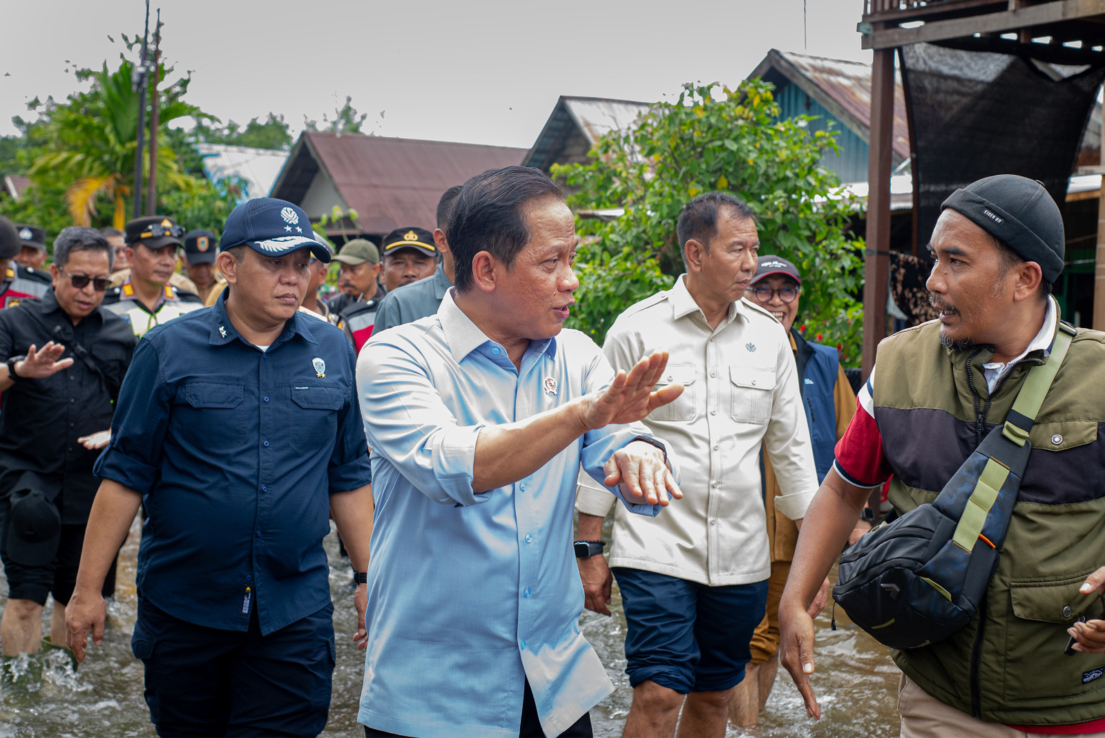 Tinjau Banjir Kalsel, Menteri Hanif: Bantuan Meluncur, Audit Lingkungan Menanti 18 Perusahaan di Hulu